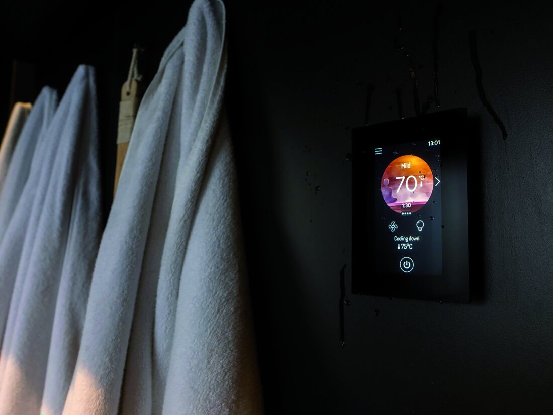 A Harvia Fenix: intelligens szaunvezérlő 4,3 hüvelykes érintőképernyővel és Wi-Fi-vel. A rendszer megtanulja és szabályozza a hőmérsékletet és a páratartalmat, valamint lehetővé teszi a távvezérlést alkalmazáson keresztül.