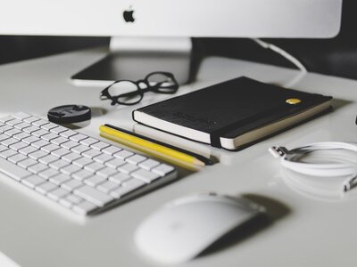 © sabri tuzcu Schreibtisch mit Tastatur und Laptop