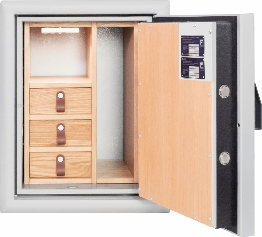 A faanyagból készült elegáns belső kialakítás garantálja a rendet a széf belsejében is.