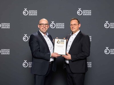 Patric Schlecht, GEZE fejlesztési igazgatója, és Dr. Sebastian Jäger, a vállalat termékmenedzsment vezetője átveszi a 2026-os German Design Award díjat, mellyel a TS 7000 ajtócsukót tüntették ki.