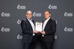 Patric Schlecht, GEZE fejlesztési igazgatója, és Dr. Sebastian Jäger, a vállalat termékmenedzsment vezetője átveszi a 2026-os German Design Award díjat, mellyel a TS 7000 ajtócsukót tüntették ki.