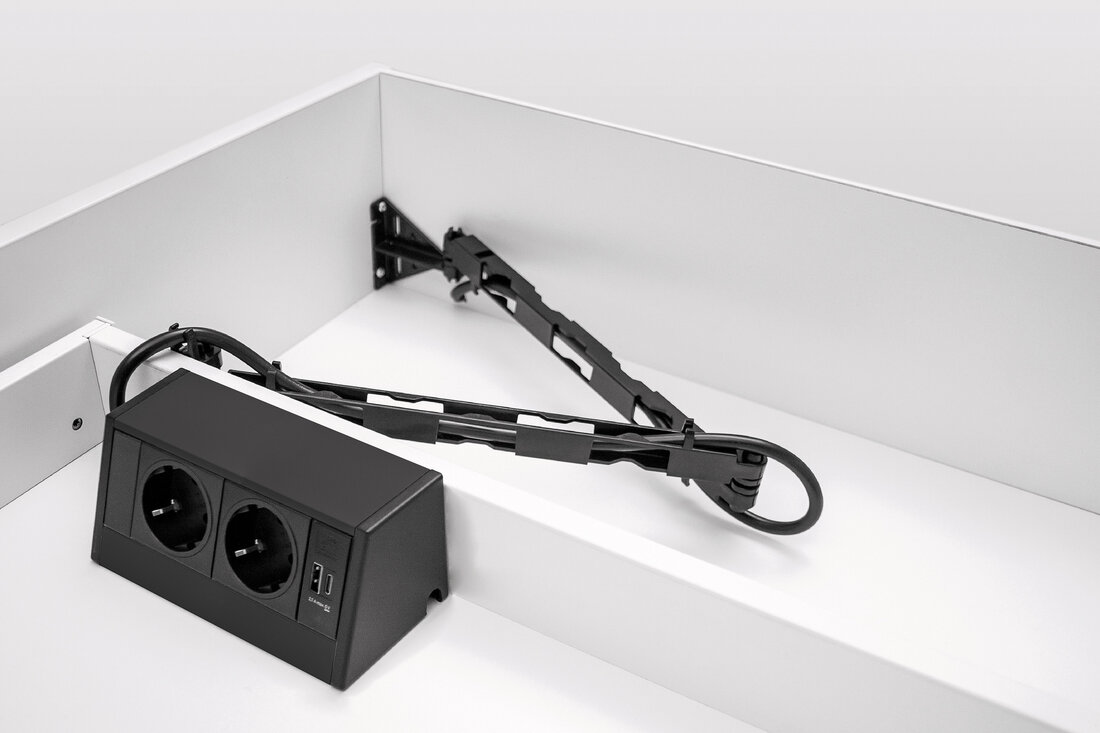 Az EVOline Wing lehetővé teszi a konnektorok biztonságos beépítését a fiókokba.