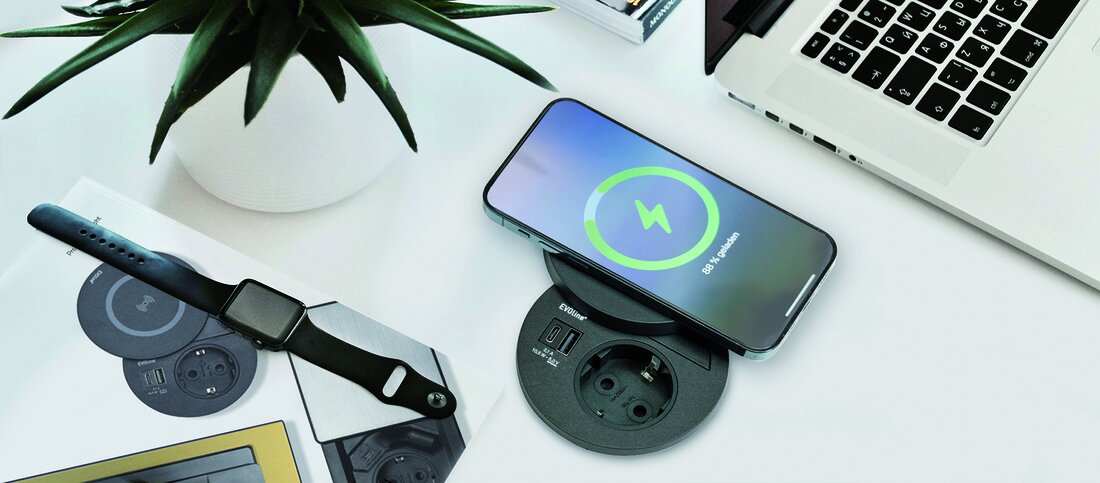 Az EVOline DisQ csatlakozóelem beépített töltőfelülettel intelligens megoldás a modern irodai berendezésekhez: áramellátás és vezeték nélküli töltés egy helyen – praktikus azoknál a munkaállomásoknál, ahol egyszerre több eszközt kell árammal ellátni.