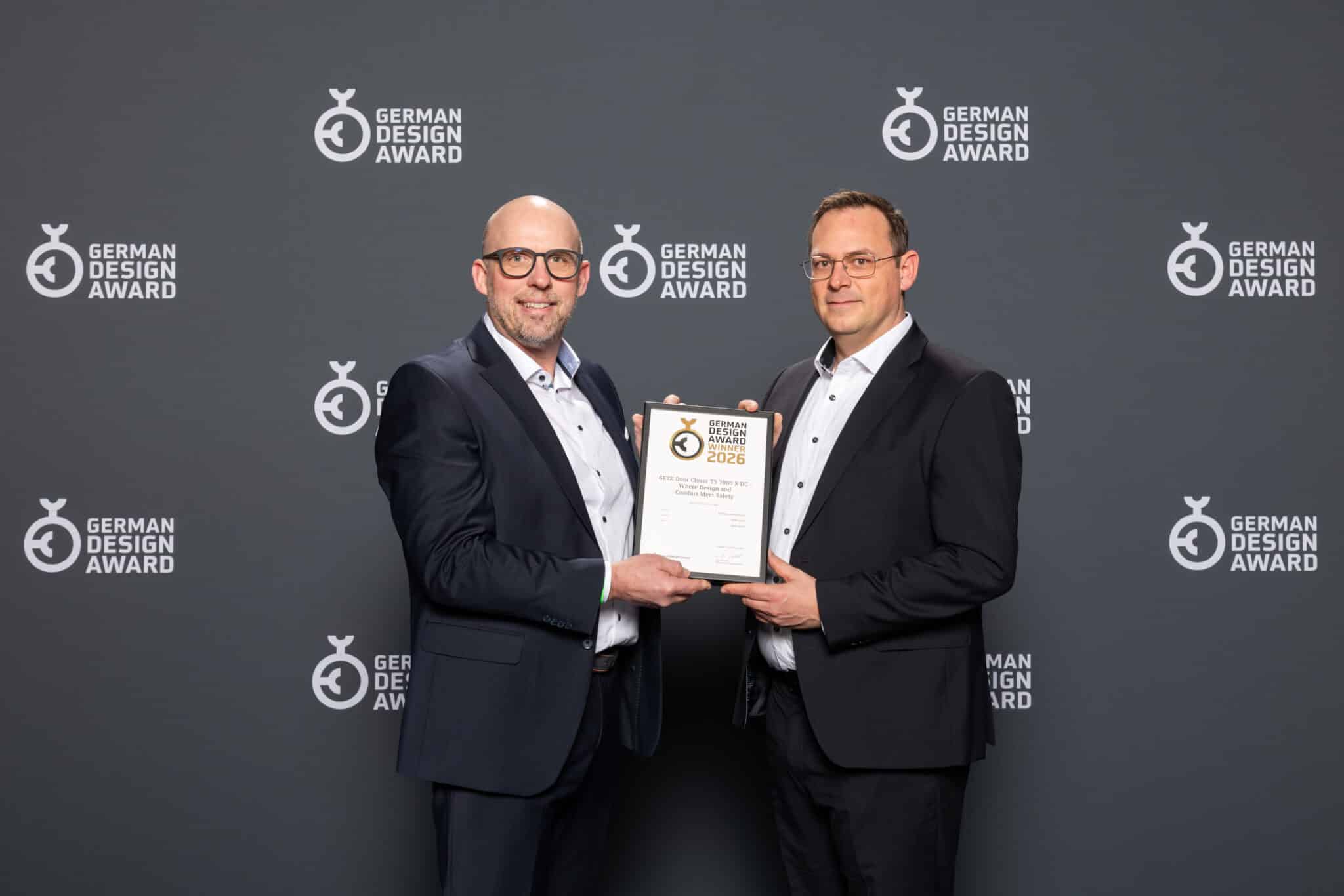 Patric Schlecht, GEZE fejlesztési igazgatója, és Dr. Sebastian Jäger, a vállalat termékmenedzsment vezetője átveszi a 2026-os German Design Award díjat, mellyel a TS 7000 ajtócsukót tüntették ki. 